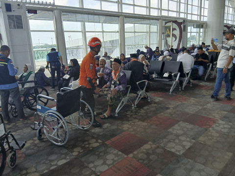Suasana setelah penumpang pesawat Saudia SVA5688 mendarat darurat setelah terima ancaman bom di Bandara Kualanamu, Deli Serdang, Sabtu (21/6/2025). Foto: Dok. Basarnas