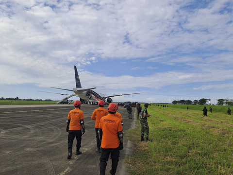 Sejumlah petugas Basarnas dan TNI turut mengamankan dan memeriksa pesawat Saudia SVA5688 yang menerima ancaman bom, di Bandara Kualanamu, Sabtu (21/6/2025). Foto: Dok. Basarnas