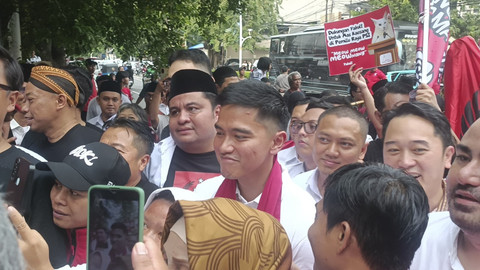 Kaesang Pangarep ke DPP PSI untuk mendaftarkan diri lagi sebagai ketua umum, Sabtu (21/6/2025). Foto: Thomas Bosco/kumparan