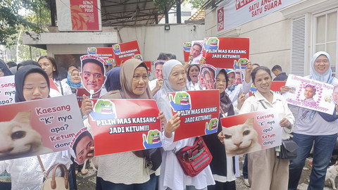 Relawan PSI yang datang ke DPP, mendukung Kaesang Pangarep kembali menjadi Ketum partai, Jakarta, Sabtu (21/6/2025). Foto: Thomas Bosco/kumparan