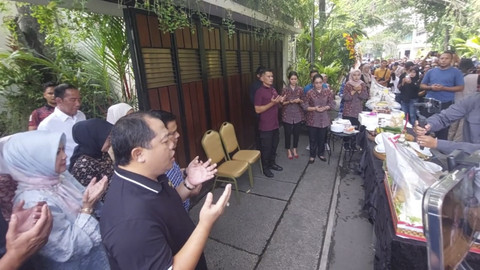 Doa bersama merayakan ulang tahun ke-64 Jokowi di depan rumah Jokowi di Solo, Sabtu (21/6/2025). Foto: kumparan