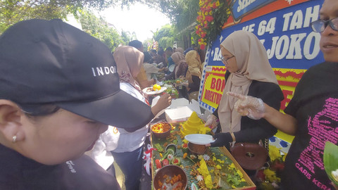 Suasana warga merayakan ulang tahun ke-64 Jokowi di depan rumah Jokowi di Solo, Sabtu (21/6/2025). Foto: kumparan