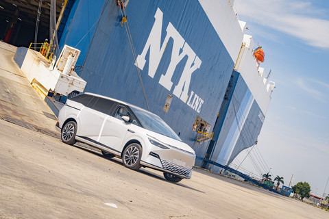 Sejumlah mobil listrik XPeng X9 tiba di Indonesia. Foto: Xpeng