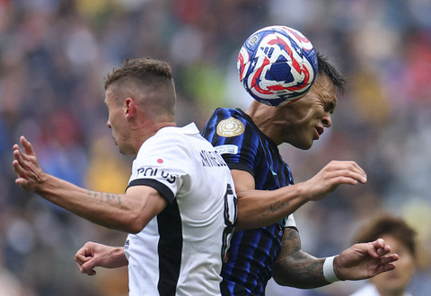 Pemain Urawa Red Diamonds, Matheus Savio, beraksi dengan pemain Inter Milan, Lautaro Martinez pada pertandingan Piala Dunia Antarklub FIFA Grup E antara Inter Milan vs Urawa Red Diamonds di Lumen Field, Seattle, Washington, A.S., Minggu (22/6/2025). Foto: Agustin Marcarian/REUTERS