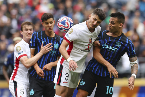 Pemain Urawa Red Diamonds, Danilo Boza, beraksi dengan pemain Inter Milan, Lautaro Martinez pada pertandingan Piala Dunia Antarklub FIFA Grup E antara Inter Milan vs Urawa Red Diamonds di Lumen Field, Seattle, Washington, A.S., Minggu (22/6/2025). Foto: Agustin Marcarian/REUTERS