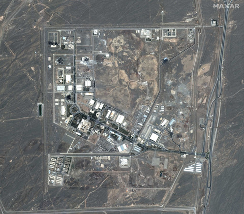 Sebuah gambar satelit menunjukkan fasilitas nuklir Natanz di Iran setelah serangan udara di Iran dalam gambar selebaran tertanggal (15/6/2025). Foto: Maxar Technologies/Handout via REUTERS