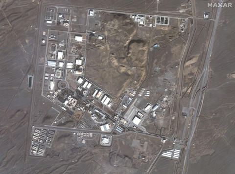 Gambar satelit yang disediakan oleh Maxar Technologies ini menunjukkan fasilitas pengayaan nuklir Natanz, 135 mil tenggara Teheran, Iran, Jumat (24/1/2025). Foto: Maxar Technologies via AP