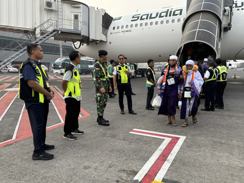 Jemaah haji kloter 33 asal Kabupaten Jember tiba di Bandara Juanda, Sidoarjo, Minggu (22/6/2025). Foto: Humas Bandara Juanda Sidoarjo