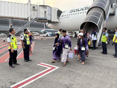 Jemaah haji kloter 33 asal Kabupaten Jember tiba di Bandara Juanda, Sidoarjo, Minggu (22/6/2025). Foto: Humas Bandara Juanda Sidoarjo