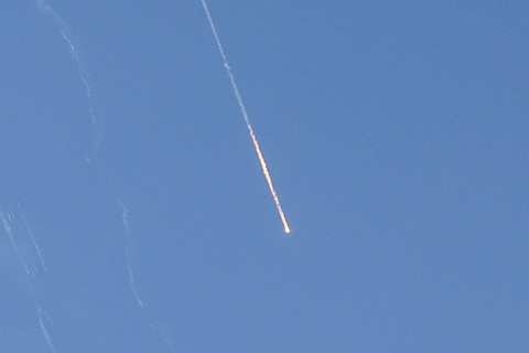 Rudal yang diluncurkan dari Iran ke arah Israel terlihat dari Tubas, di Tepi Barat yang diduduki Israel, Minggu (22/6/2025). Foto: Raneen Sawafta/REUTERS