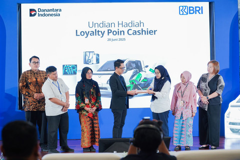 BRI menyerahkan hadiah untuk merchant program Loyalty Poin Cashier 2025 di Kantor Pusat BRI, Jakarta pada Jumat (20/06). Foto: Dok. BRI