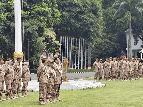 Wamendagri Bima Arya memberikan sambutan dalam apel pembuka retreat kepala daerah gelombang II, di Lapangan Parade IPDN, Kabupaten Sumedang, Jawa Barat, Minggu (22/6/2025). Foto: Alya Zahra/kumparan