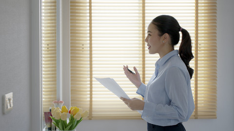 Ilustrasi Perempuan Public Speaking. Foto: Chay_Tee/Shutterstock