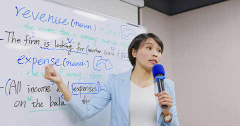 Ilustrasi Perempuan Public Speaking. Foto: aslysun/Shuttterstock