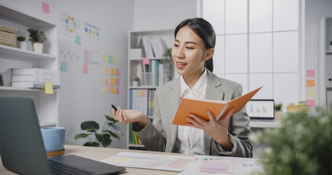 Ilustrasi Perempuan Public Speaking. Foto: Tirachard Kumtanom/Shutterstock