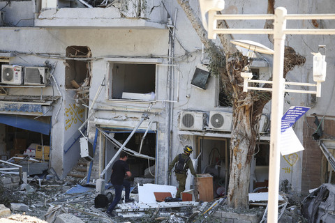Petugas pertolongan pertama berkumpul di lokasi dampak setelah serangan Iran ke Israel, di tengah konflik Iran-Israel, di Haifa, Israel, Minggu (22/6/2025). Foto: Florion Goga/REUTERS