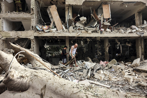 Warga mengungsi dari lokasi yang terkena dampak setelah serangan rudal dari Iran, di tengah konflik Iran-Israel di Tel Aviv, Israel, Minggu (22/6/2025). Foto: Tomer Appelbaum/REUTERS