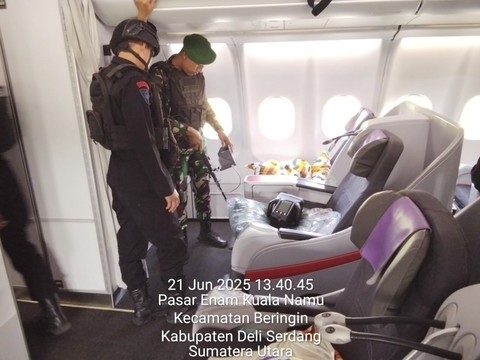 Anggota TNI-Polri lakukan penyisiran dan screening terkait ancaman bom terhadap pesawat Saudia Arabia Airlines SV5688 yang mengangkut jemaah haji Indonesia dari Jeddah menuju Surabaya, Minggu (22/6/2025). Foto: Dok. Puspen TNI
