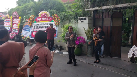 Menteri Koordinator Bidang Pembangunan Manusia dan Kebudayaan Republik Indonesia, Pratikno menyambangi Presiden ke-7 RI Joko Widodo di Solo, Minggu (22/6/2025). Foto: kumparan
