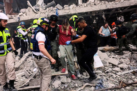 Tim penyelamat mengevakuasi warga setelah serangan rudal dari Iran di Tel Aviv, Israel, Minggu (22/6/2025). Foto: Tomer Appelbaum/REUTERS