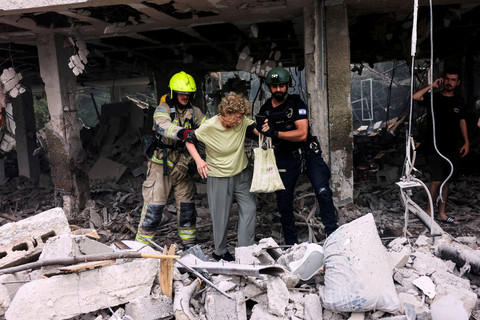 Tim penyelamat mengevakuasi warga setelah serangan rudal dari Iran di Tel Aviv, Israel, Minggu (22/6/2025). Foto: Tomer Appelbaum/REUTERS