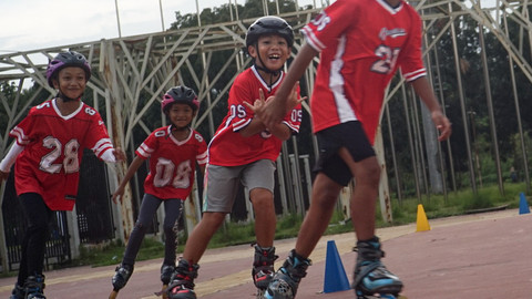Aktivitas bermain rollerblade yang dilakukan Anak-anak di pelataran Stadion Jakabaring Palembang setiap minggu sore, Minggu (22/6) Foto: abp/urban... </div>
<div class=