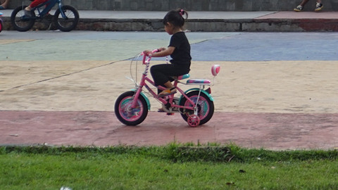 Seorang anak kecil sedang bermain di halaman area tugu Stadion Jakabaring Palembang, setiap minggu sore, Minggu (22/6) Foto: abp/urban id