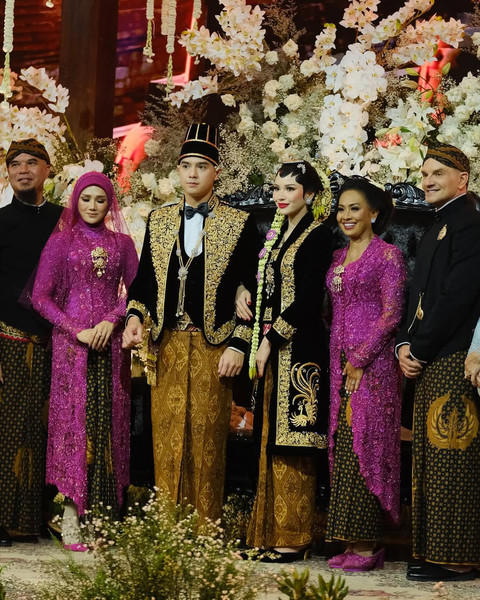 Tampilan Alyssa dan Al Ghazali menggunakan kebaya ala Keraton Solo. Foto: Instagram @tengkunadiraadn