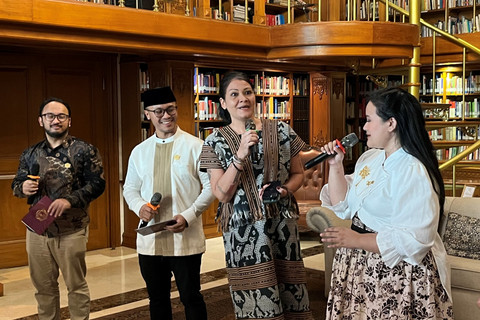 Cucu mendiang Presiden ketiga Indonesia B.J. Habibie, Melanie Subono dalam acara tur di Wisma Habibi Ainun yang digelar pada Minggu (22/6/2025). Foto: Gitario Vista Inasis/kumparan