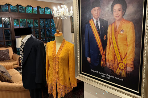 Koleksi pakaian kepresidenan mendiang Presiden B.J. Habibie dan istri Ibu Ainun. Foto: Gitario Vista Inasis/kumparan