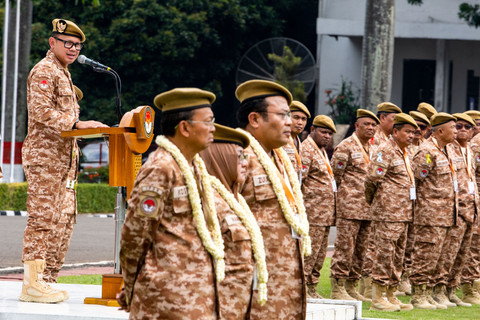Wakil Menteri Dalam Negeri Bima Arya (kiri) memberikan arahan dan pembekalan disaksikan sejumlah kepala daerah pese... </div>
<div class=