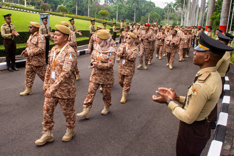 Sejumlah kepala daerah berjalan masuk untuk mengikuti retret gelombang kedua di kampus IPDN Jatinangor, Sumedang, Jawa Barat, Minggu (22/6/2025). Foto: Novrian Arbi/ANTARA FOTO