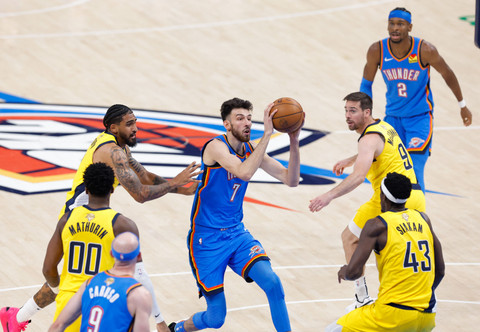 Pemain Oklahoma City Thunder, Chet Holmgren, dikepung pemain Indiana Pacers saat Game 7 Final NBA 2025 di Paycom Center, AS, pada Senin (23/6) pagi WIB. Foto: Reuters/Alonzo Adams-Imagn Images