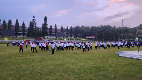 Momen para kepala daerah mengikuti senam pagi pada hari kedua retreat, di Lapangan Parade IPDN, Jatinangor, Kabupaten Sumedang, Senin (23/6/2025). Foto: Alya Zahra/kumparan