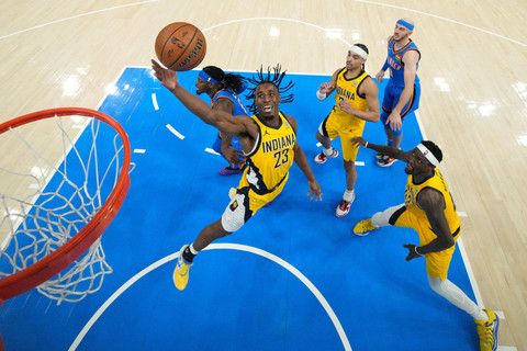 Pemain Indiana Pacers, Aaron Nesmith, hendak masukkan bola saat lawan Oklahoma City Thu...                    </div>

                    <div class=