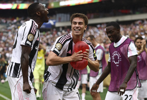 Pemain Juventus, Kenan Yildiz, merayakan gol ketiganya bersama Khephren Thuram pada pertandingan Piala Dunia Antarklub antara Juventus vs Wydad Casablanca di Lincoln Financial Field, Philadelphia, Pennsylvania, A.S., Minggu (22/6/2025). Foto: Lee Smith/REUTERS
