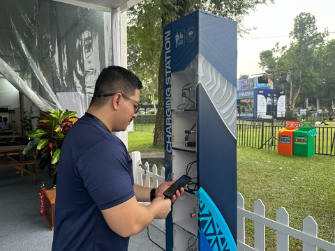 Charging station bertenaga surya di kawasan Race Village Mandiri Jogja Marathon 2025. Foto: kumparan