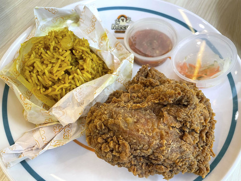 Nasi mandhi dan ayam goreng ala Mecca Fried Chicken. Foto: Salsha Okta Fairuz/kumparan