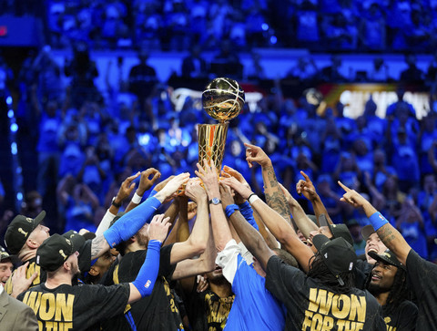 Tim Oklahoma City Thunder mengangkat Trofi Kejuaraan Larry O'Brien saat mereka merayakannya setelah memenangkan game ketujuh Final NBA 2025 melawan Indiana Pacers di Paycom Center, Senin (23/6/2025). Foto: Kyle Terada/IMAGN IMAGES via Reuters Connect