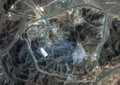 Sebuah gambar dari satelit menunjukkan gambaran umum kompleks bawah tanah Fordow, setelah AS menyerang fasilitas nuklir bawah tanah tersebut, di dekat Qom, Iran, Minggu (22/6/2025). Foto: Maxar Technologies/Handout via REUTERS