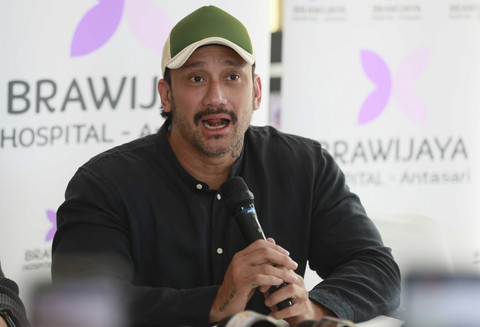 Aktor Tora Sudiro saat konferensi pers cucu pertama di rumah sakit Brawijaya Antasari, Jakarta, Senin, (23/6/2025). Foto: Agus Apriyanto 