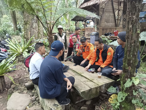 Tim SAR melakukan penc... </div>
<div class=
