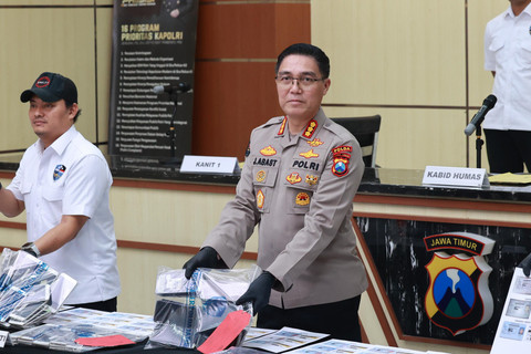 Diressiber Polda Jatim mengungkap kasus penyalahgunaan data pribadi warga untuk pendaftaran akun toko online di Mapol... </div>
<div class=