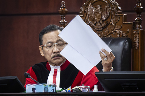 Ketua Mahkamah Konstitusi Suhartoyo memeriksa berkas saat memimpin sidang uji materi Undang-undang Nomor 34 Tahun 2004 tentang Tentara Nasional Indonesia (UU TNI) di Mahkamah Konstitusi (MK), Jakarta, Senin (23/6/2025). Foto: Bayu Pratama S/ANTARA FOTO