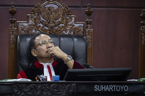 Ketua Mahkamah Konstitusi Suhartoyo memimpin sidang uji materi Undang-undang Nomor 34 Tahun 2004 tentang Tentara Nasional Indonesia (UU TNI) di Mahkamah Konstitusi (MK), Jakarta, Senin (23/6/2025). Foto: Bayu Pratama S/ANTARA FOTO