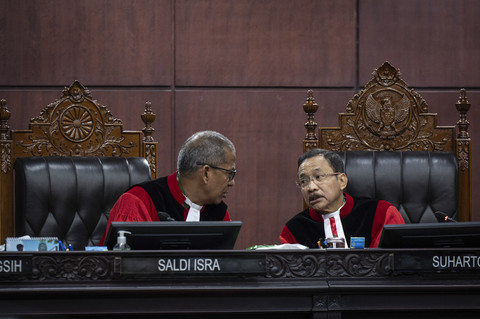 Ketua Mahkamah Konstitusi Suhartoyo (kanan) berbincang dengan anggota Wakil Ketua MK Saldi Isra (kiri) saat sidang uji materi Undang-undang Nomor 34 Tahun 2004 tentang Tentara Nasional Indonesia di Mahkamah Konstitusi, Jakarta, Senin (23/6/2025). Foto: Bayu Pratama S/ANTARA FOTO
