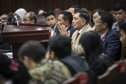 Menteri Pertahanan Sjafrie Sjamsoeddin bersama Menteri Hukum Supratman Andi Agtas mengikuti sidang uji materi Undang-undang Nomor 34 Tahun 2004 tentang Tentara Nasional Indonesia (UU TNI) di Mahkamah Konstitusi (MK), Jakarta, Senin (23/6/2025). Foto: Bayu Pratama S/ANTARA FOTO