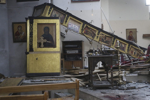 Puing-puing tergeletak setelah ledakan mengguncang Gereja Mar Elias menurut para saksi mata, di lingkungan Dweila, Damaskus, Suriah, Minggu (22/6/2025). Foto: Firas Makdesi/REUTERS