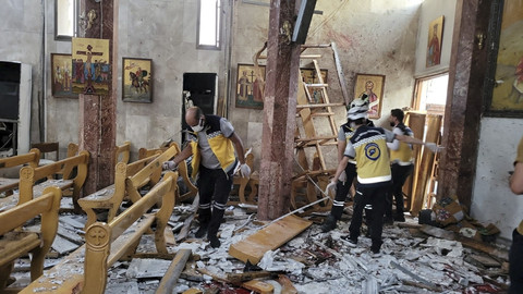 Anggota pertahanan sipil memeriksa kerusakan setelah ledakan mengguncang Gereja Mar Elias menurut para saksi mata, di lingkungan Dweila, Damaskus, Suriah, Minggu (22/6/2025). Foto: Firas Makdesi/REUTERS