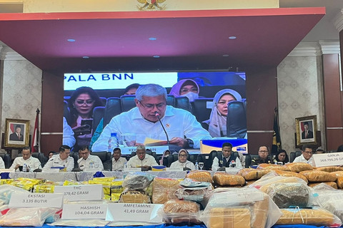 Kepala BNN RI Marthinus Hukom dan Menteri PPPA Arifah Fauzi konferensi pers pengungkapan jaringan narkotika di Kantor Pusat Bea Cukai, Jakarta Timur, Senin (23/6/2025). Foto: Nasywa Athifah/kumparan